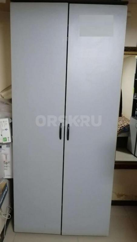 Продам офисную мебель (стол, шкаф, стулья), б/у в хорошем состоянии, цвет серебристый. - Орск