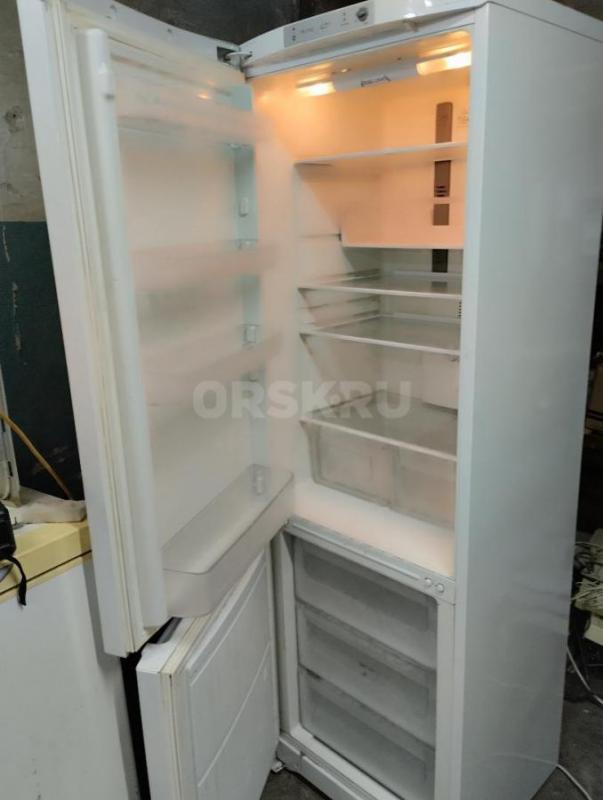 Продам холодильник Аристон HBM1181.4F,  система NO FROST, полностью исправен, мотор-компрессор новый - Новотроицк