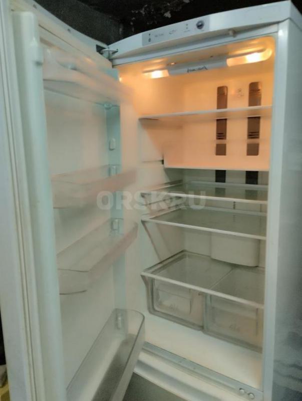 Продам холодильник Аристон HBM1181.4F,  система NO FROST, полностью исправен, мотор-компрессор новый - Новотроицк