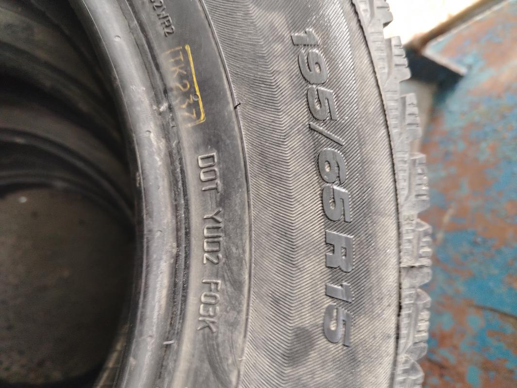 Продам зимние шипованные шины VIATTI BRINA NORDICO. 195/65  R15
Состояние хорошее. - Новотроицк