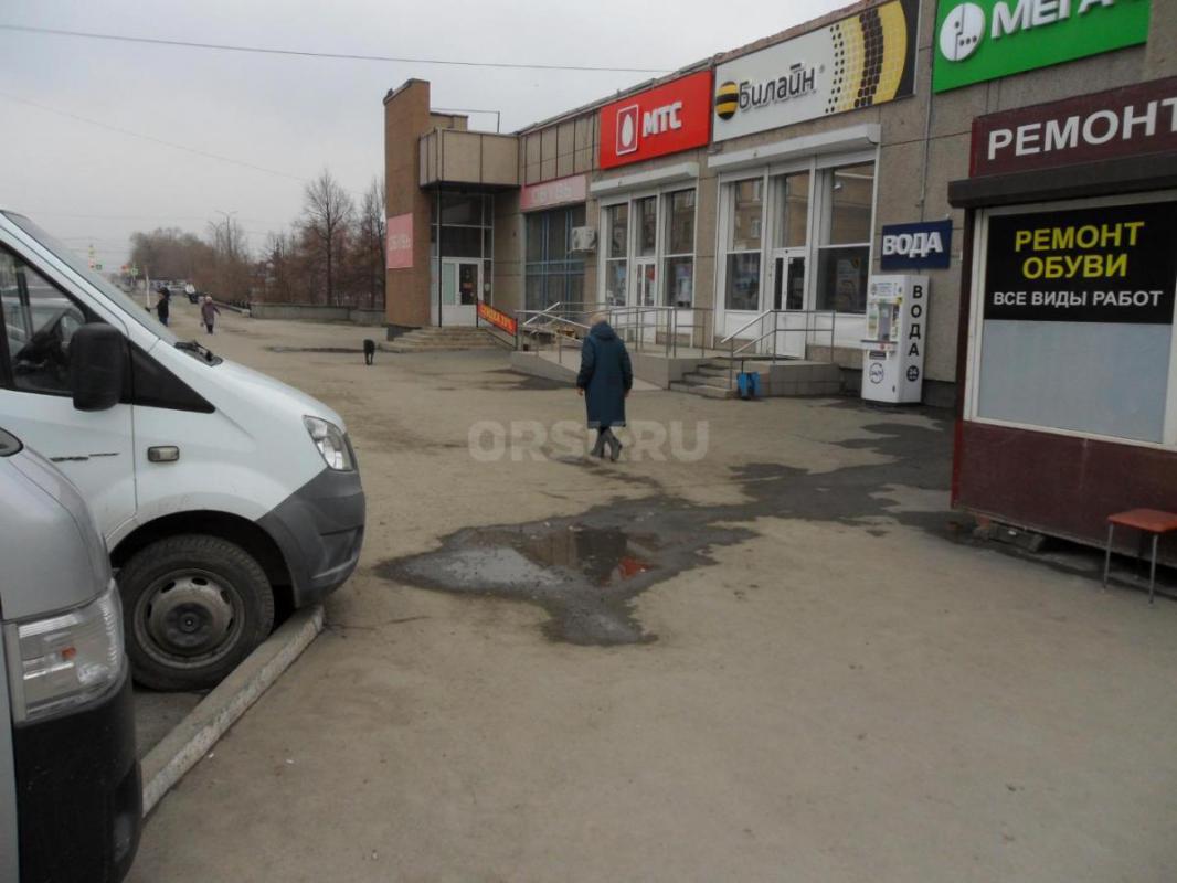 Сдается в аренду помещение 300кв/м  в центре города первая линия в районе рынка Авангард под торговл - Орск