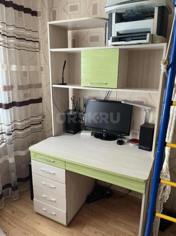 Детский стол с тумбой и надстройкой. - Орск