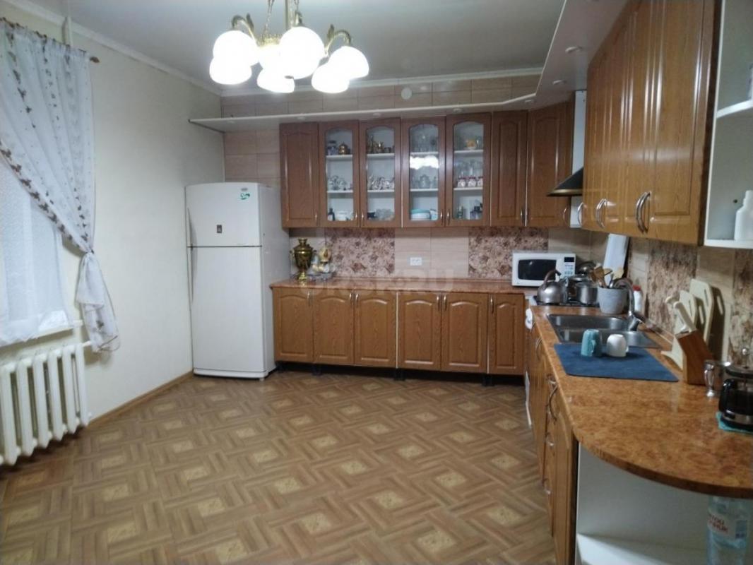 Продается дом, район ОЗТП, просторный, 3-х этажный , для большой семьи построенный в 1995году. - Орск