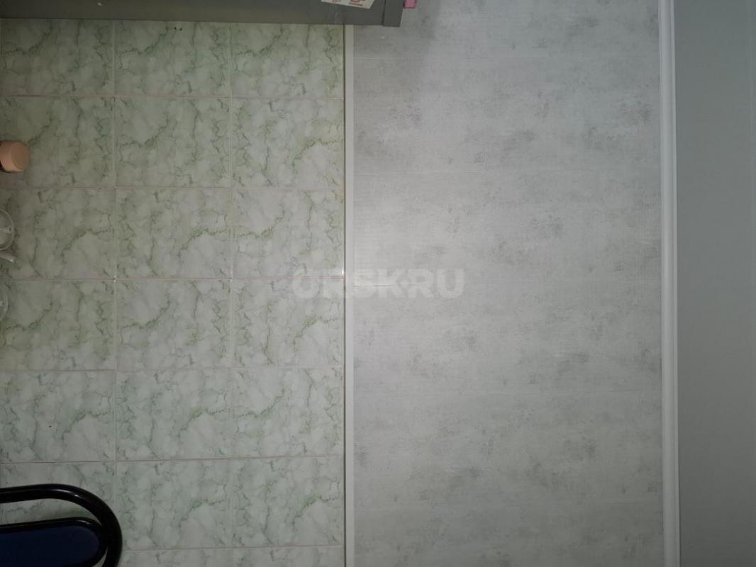 В продаже светлая, уютная 2-х ком квартира, расположенная на 3-м этаже в трех этажном панельном доме - Орск