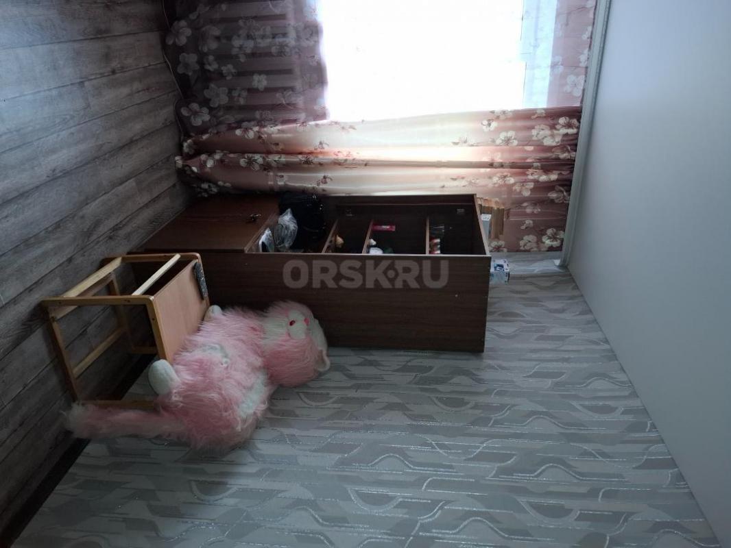 В продаже светлая, уютная 2-х ком квартира, расположенная на 3-м этаже в трех этажном панельном доме - Орск