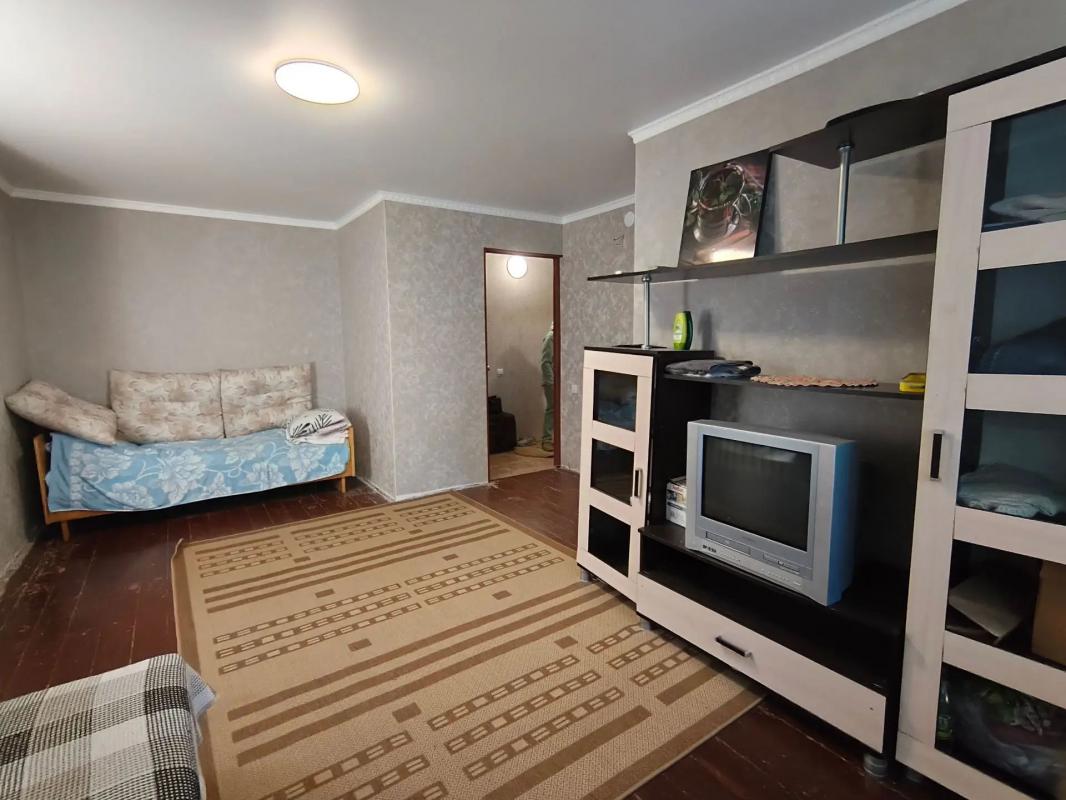 Продаëтся 1- комнатная квартира, на 2 этаже, 5-ти этажного кирпичного дома, по адресу: г. - Новотроицк