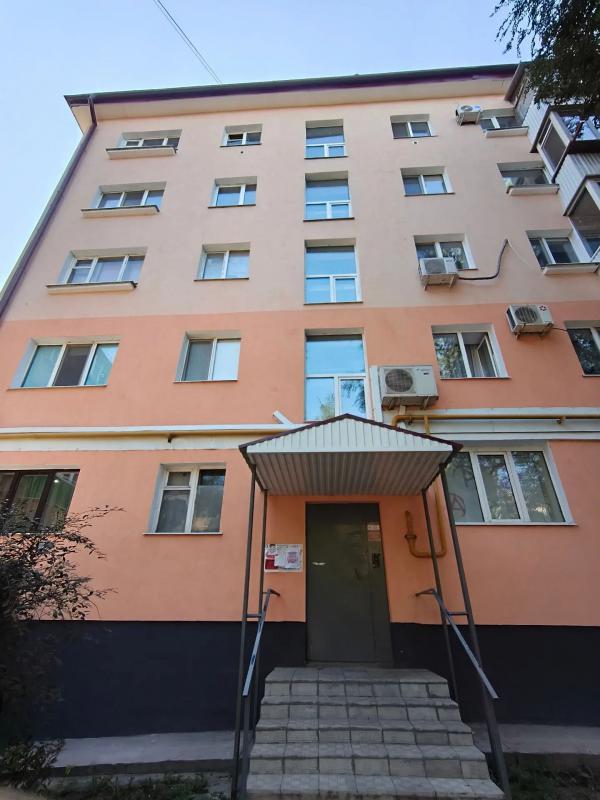 Продаëтся 1- комнатная квартира, на 2 этаже, 5-ти этажного кирпичного дома, по адресу: г. - Новотроицк