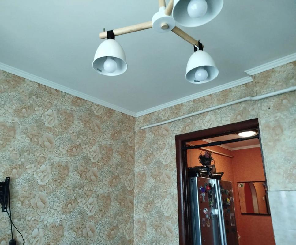 Продаётся двухкомнатная квартира с изолированными комнатами в панельном доме 1995 года постройки. - Новотроицк