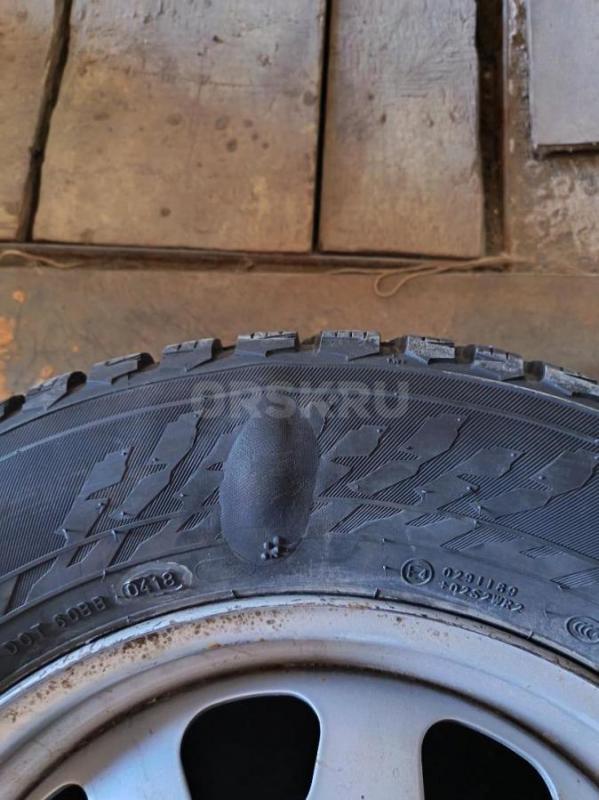 Продам две шипованные шины Nokian Hakapelitta 9, размер 215/65R16, шины после ремонта, при езде проб - Орск
