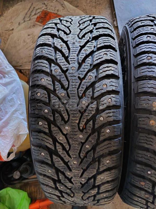 Продам две шипованные шины Nokian Hakapelitta 9, размер 215/65R16, шины после ремонта, при езде проб - Орск