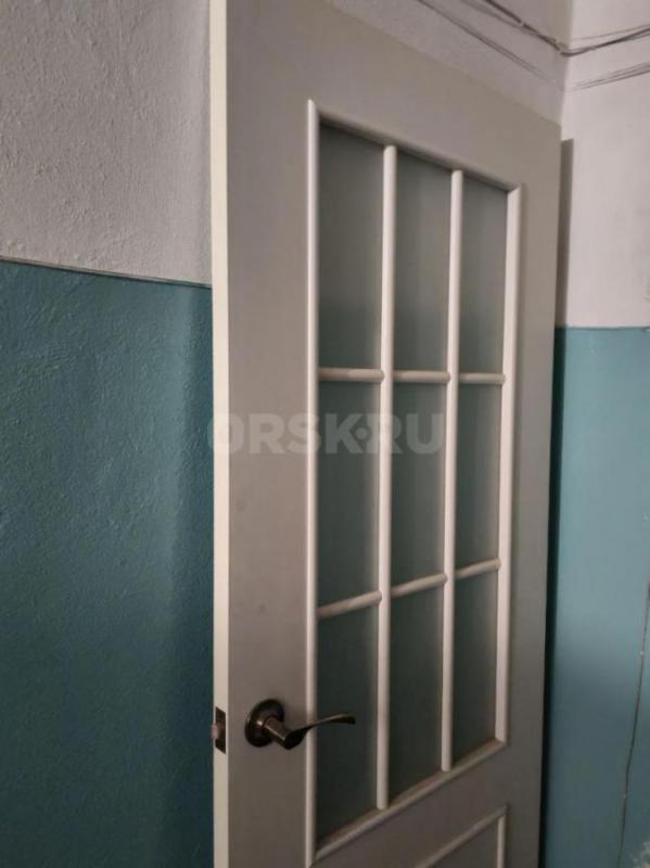 Продам дверь межкомнатную, б/у, 2,0*0,8 м, белая (есть небольшие потертости), ручка хром, с обналичн - Орск