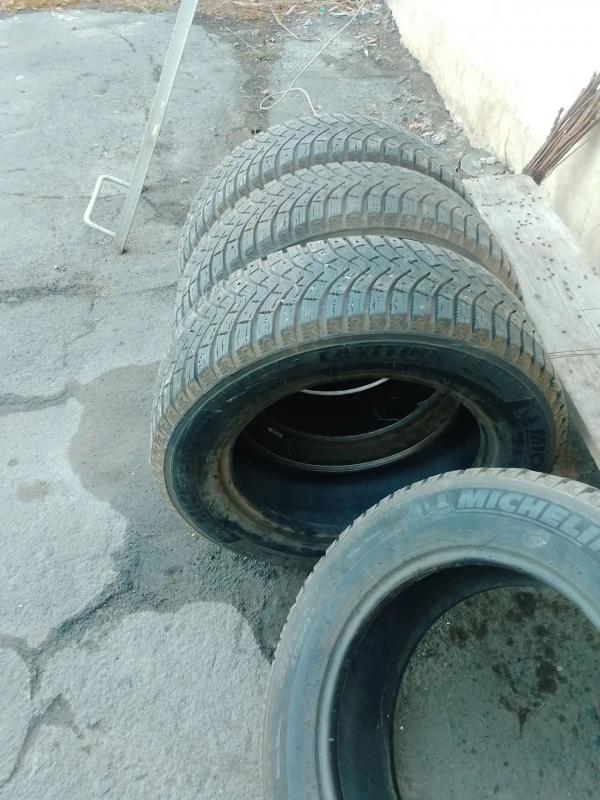 Продам зимние шины б/у  Мишлен 225/65/17 - Новотроицк