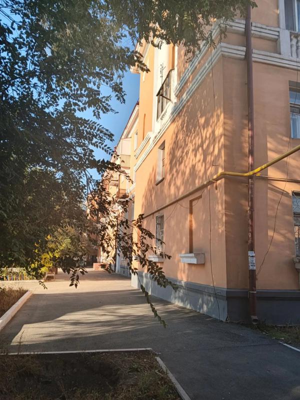 Продается 2х комнатная старого типа,без ремонта. - Новотроицк