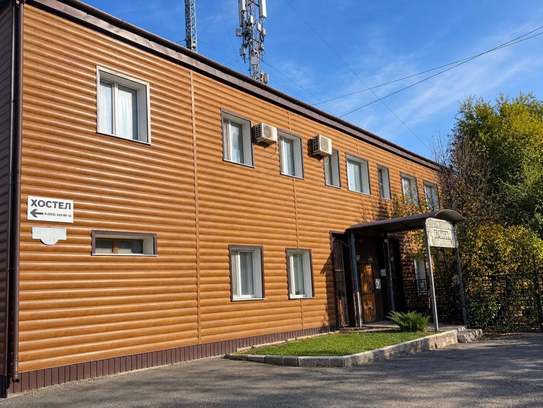 Хостел Новотроицк Зеленая 12 — комнаты 1–6 человек с микроволновкой, электроплитой и столом. - Новотроицк