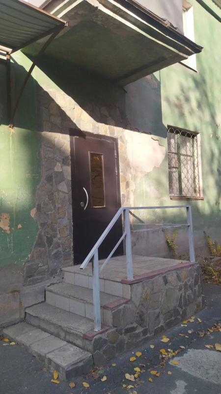 Продается помещение на первом этаже  жилого дома, с выходом на ул. - Новотроицк